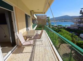 Eclectic Apartment with Stunning Seaview, hotel en Porto Rafti