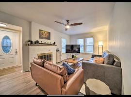 Modern Home • Family Friendly • Grill • Fireplace, hotel in Erie