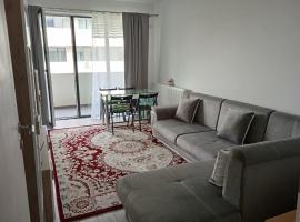 Deluxe 2 bedroom apartment with balcony and private parking，Bragadiru的公寓