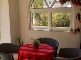 KOUMANS RESIDENCE AKOUMIA-TRIOPETRA, cheap hotel in Akoumia