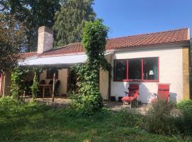 Gatehouse at unique farm, neighbour to yaks & emus, holiday home in Höör