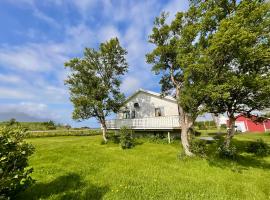 The Birch Grove House Lofoten, hotel dengan parkir di Alstad