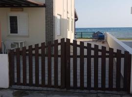 Panorama Beach House, 5 meters to the sea, holiday rental in Pervolia