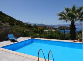 One bedroom villa with private seawater pool Just 150 meters from the sea, hôtel à Istron