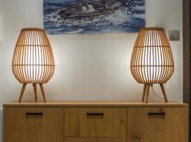 Max Blue apartment, a stay like no other, hotel em Pireu