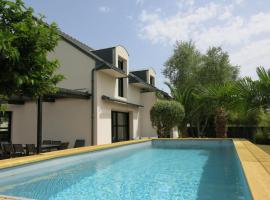 Holiday Home Le Clos Velin - Piscine chauffée by Interhome, hotel with pools in Séné