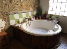 Casa Rustic Suites, JACUZI & LOVE, maalaistalo kohteessa Chert