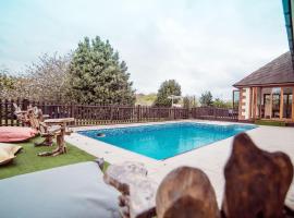 Threeways Retreat with Heated Swimming Pool, hotel in Dover