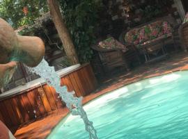 Casa charmosa com piscina aquecida, jacuzzi, ar, khách sạn ở Pirenópolis