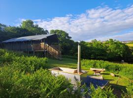 Brackenhill Glamping - Safari Tent with Hot Tub - Sleeps 6, hotel em Ivybridge