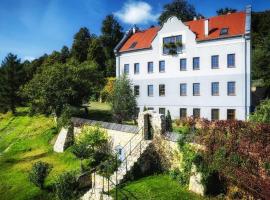 Monte Cuma Uroczysko Pod Zamkiem Grodziec, family hotel in Zagrodno