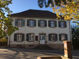 Altes Schulhaus Mutschelbach, hotelli kohteessa Karlsbad