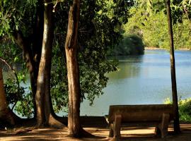 Komati River Chalets: Komatipoort şehrinde bir konukevi