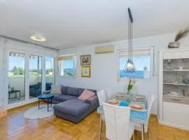 Three bedroom apartment with sea view and secure private garage