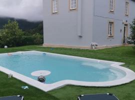 Casa con piscina, hotel in Cedeira