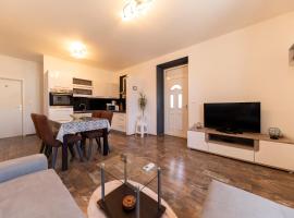 Beachfront Apartment Roko, hotel din Petrcane