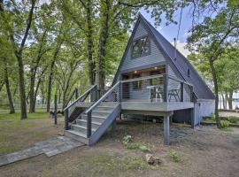 Lake Pepin Cottage with Decks and Private Beach!, sumarhús í Stockholm