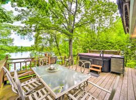 Cozy Retreat with Hot Tub, on Sleepy Hollow Lake!, feriehus i Athens