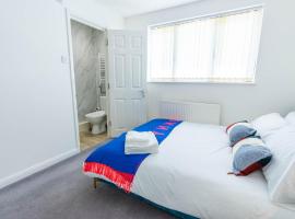 4 en-suite bedroom house with free parking Aylesbury, hotel in Buckinghamshire