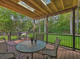 Charming Poconos Cottage with Covered Deck and Grill!, hotelli kohteessa Tobyhanna