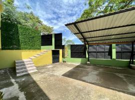 Yellow House, hotel en Quepos