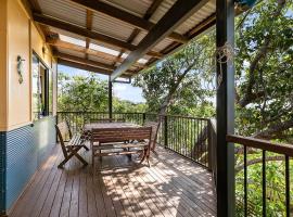 COASTING - Straddie Style Beach House, hotel en Point Lookout