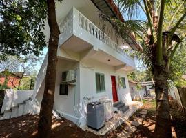 White Studio in the woods, apartment in Old Goa