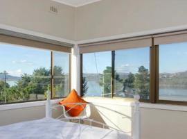 3 Bedroom Lakeview Cottage with Drying/Bike Room: Jindabyne şehrinde bir villa