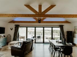 King Richards Luxury large Lodge sleeps up to 7 Guests at Fairview Farm Near Sherwood Forest in Ravenshead Nottingham set in 88 acres of Farm Land with Great Walks,Views,Pet Animals, holiday rental in Nottingham