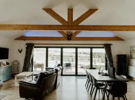 King Richards Luxury large Lodge sleeps up to 7 Guests at Fairview Farm Near Sherwood Forest in Ravenshead Nottingham set in 88 acres of Farm Land with Great Walks,Views,Pet Animals
