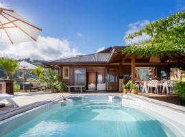 Villa Manuiti, balinese luxury home - private swim SPA, ocean view - OFYR BBQ - KoÏ pond, hótel í Punaauia