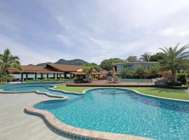 Phi Phi Andaman Beach Resort, hotel u Ko Phi Phi Donu