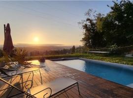 Villa avec piscine et vue admirable sur la nature, holiday rental in Saint-Romain-au-Mont-dʼOr
