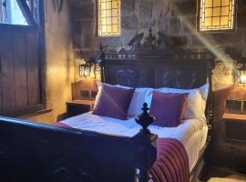 Hocus Pocus Tiny Hotel, villa in York