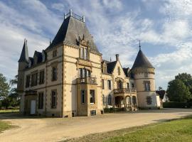 Chateau Tout Y Fault, hotel v destinaci Loriges