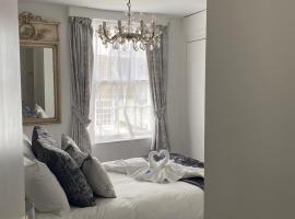 Beautiful Seaview 2 Bedroom Apartment, budget hotel in Brighton & Hove