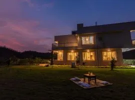 SaffronStays Midori, Kolad - private pool villa near river rafting camp
