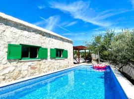 Villa Sagosde with Swimming Pool and Mini Golf, hotel a Zagvozd