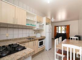 Casa térrea com 03 dormitórios perfeita para seus dias de férias na praia, nhà nghỉ dưỡng ở Bombinhas