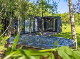 Modern and specious riverside cabin with hot tub – domek górski 