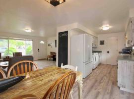 Cheerful 3 Bedroom on a Park 10 Miles from Eugene