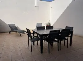 Maison rénovée 4 pièces au cœur de St Pierre d'Oléron avec terrasse, proche commerces, 6 couchages - FR-1-246A-137