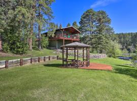 Tranquil Creekside Retreat with Deck on 30 Acres!, hotel s parkiriščem v mestu Rapid City