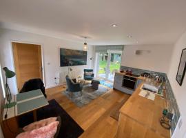 Self-contained, ground floor apartment with parking and patio, מלון ליד Walmer Castle, Walmer