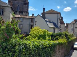 Gîte Déco - Belle maison dans le quartier historique calme avec terrasse privée, apartment in Magnac-Laval