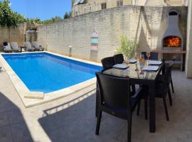 400 year old converted farmhouse with private pool, hotel i Xagħra