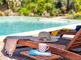 Cottage Soraya with independent swimming pool near the beach，位于萨萨里的酒店