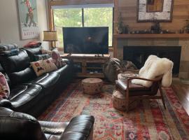 Indian Hills Gem Awaits, hotell i Truckee