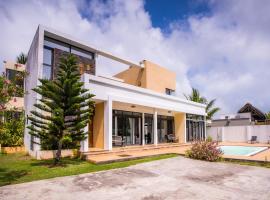 Villa Fitz: Sunlit Beach Getaway w/ Pool + WIFI, hotel a Belle Mare