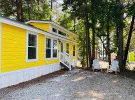 Lakefront Property Two Bedroom #33 at Long Cove Resort, vacation home in Charlotte